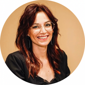 Bild zeigt unsere Friseurin Ines Hübbe lachend und mit langen braunen Haaren