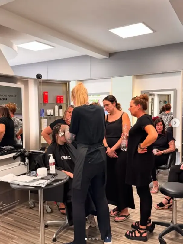 Figaro Friseure stehe im Salon bei einen Seminar in der Steinstrasse. Sie tragen schwarze kleidung und sind am Arbeiten.