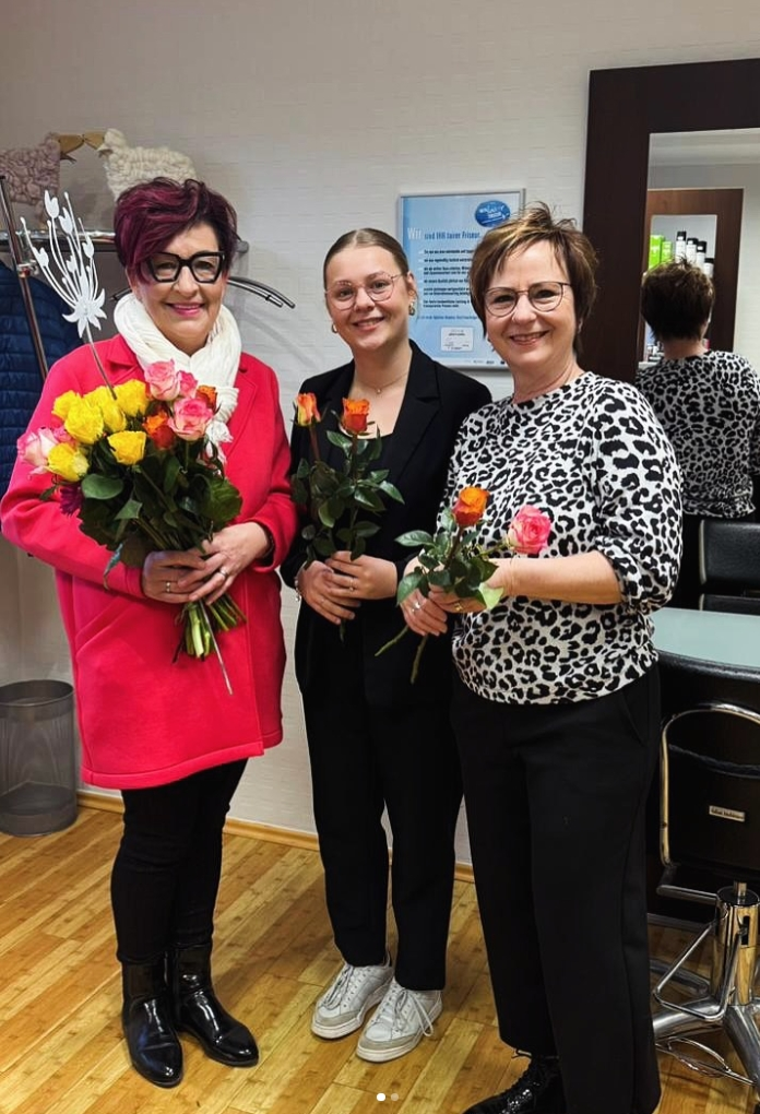 Katrin war in unseren Salons unterwegs und hat unseren Kolleginnen Rosen überreicht. Eine kleine Überraschung für ein starkes Team, das jeden Tag mit Leidenschaft für unsere Kundinnen da ist.