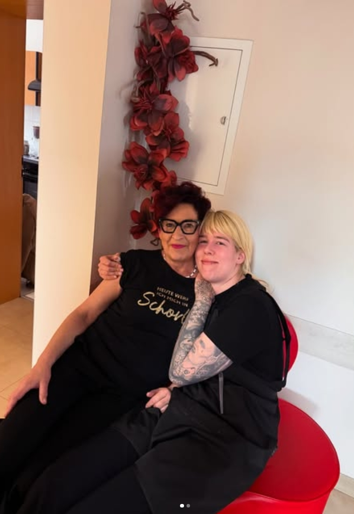 Katrin und Fiona zeigen, dass Arbeit auch richtig Spaß machen kann ✂️
Zwischen Kunden, Farbe und Styling bleibt immer noch Zeit für ein Lächeln