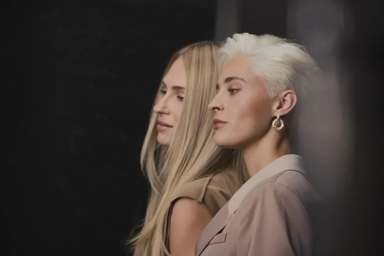 Bild zeigt zwei Frauen im Profil. Beide Frauen sind Blond