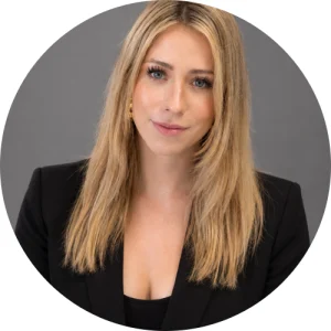 unsere Auszubildene Marie. sie hat lange haare und einen Bläser